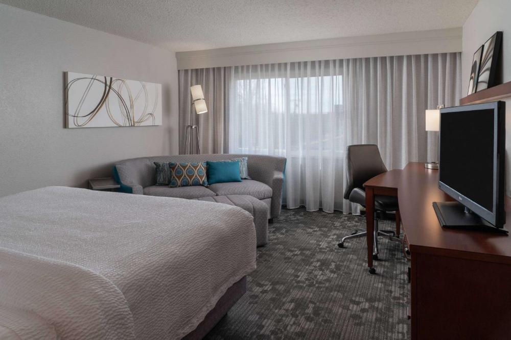 Deluxe King Room interior